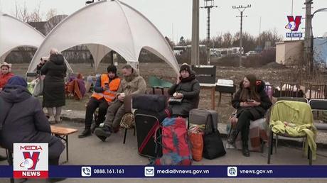 Dòng người tị nạn Ukraine tiếp tục tràn về biên giới EU 