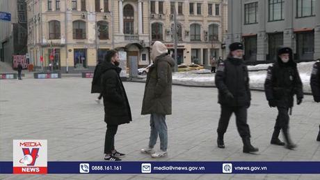 Người dân Nga đổ đi rút tiền do lo ngại lệnh trừng phạt từ phương Tây