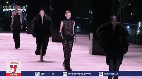 Hãng Yves Saint Laurent mang sàn diễn đến tháp Eiffel