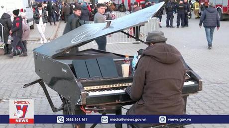 Chơi piano cho người tị nạn ở biên giới Ba Lan