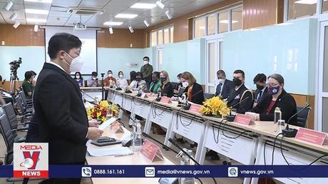 Tiếp nhận 34 tủ lạnh âm sâu bảo quản vaccine do Hoa Kỳ tặng