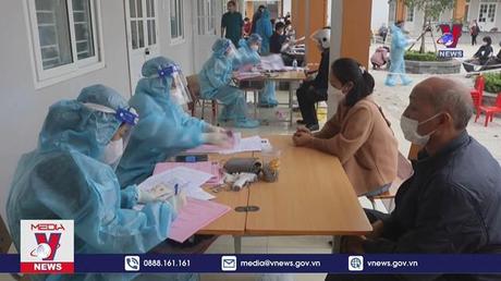 Người dân Cao Bằng xếp hàng chờ tiêm vaccine