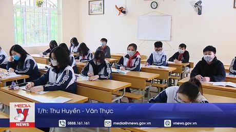 Giáo viên căng mình dạy học