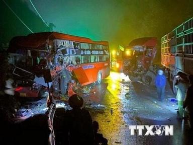 Tuyên Quang: Xe đầu kéo đấu đầu xe khách khiến 1 người tử vong