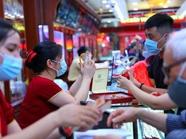 Vượt đỉnh lịch sử, giá vàng SJC giao dịch ở mức 70,6 triệu đồng