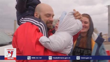 Cảm động cảnh người cha gặp được gia đình tại biên giới Ba Lan