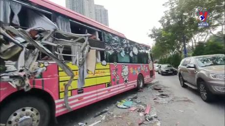 Xe khách tông xe bồn, 3 người bị thương