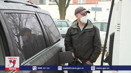 Giá xăng dầu tăng cao bào mòn túi tiền của các hộ gia đình Mỹ