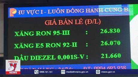 Người dân xếp hàng mua xăng trước giờ tăng giá