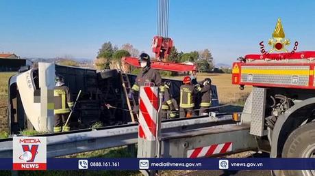 Lật xe buýt chở người tị nạn Ukraine ở Italy