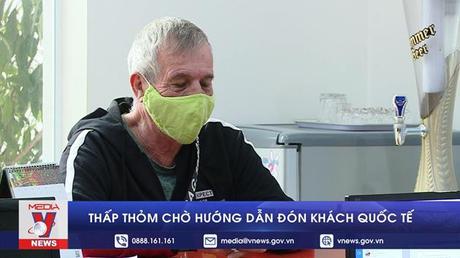 Thấp thỏm chờ hướng dẫn đón khách quốc tế