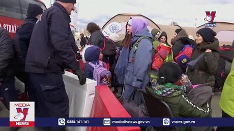 Nguy cơ lây lan COVID-19 từ dòng người Ukraine di cư 