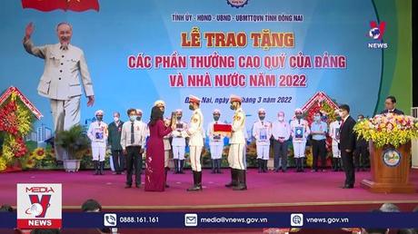 Phó chủ tịch nước trao tặng các danh hiệu cao quý 