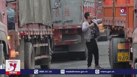 Vẫn còn hơn 1.000 xe hàng chờ xuất khẩu