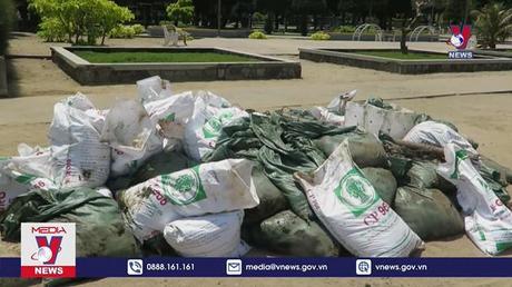  Xuất hiện tình trạng dầu thải trôi dạt vào bờ biển Nha Trang