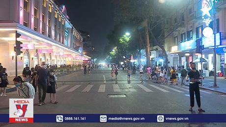 Phố đi bộ Hồ Gươm sôi động ngày mở cửa trở lại