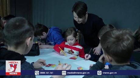 Lớp học nghệ thuật dưới hầm trú ấn ở Ukraine