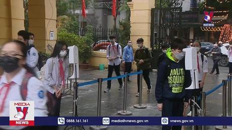 Học sinh lớp 7-12 tại Hà Nội đi học trực tiếp trở lại 