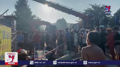 Xe tải chở điều tuột dốc lật vào quán ăn, 8 người thương vong