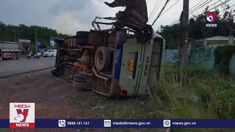 Va chạm giữa xe tải ben và xe khách, hàng chục người bị thương