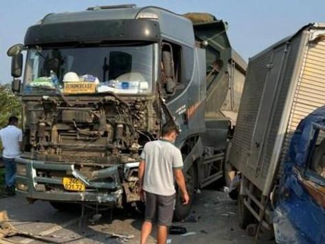Hai vụ tai nạn trên cao tốc Nội Bài-Lào Cai khiến 4 người bị thương
