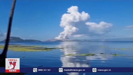 Hàng nghìn người sơ tán vì núi lửa phun trào ở Philippines