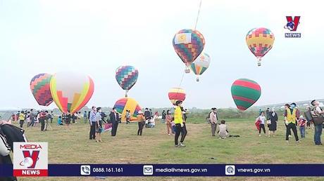 Hà Nội tạm dừng bay khinh khí cầu vì thời tiết