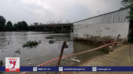 Sạt lở sông Ô Môn nhấn chìm 4 căn nhà