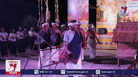 300 nghệ nhân biểu diễn cồng chiêng, múa xoang