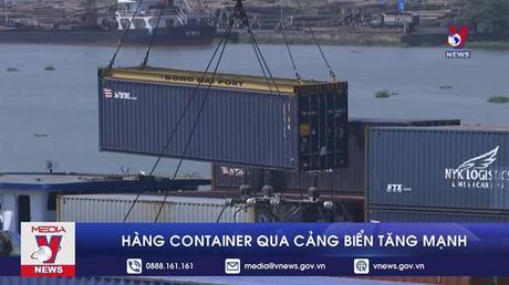 Hàng container qua cảng biển tăng mạnh
