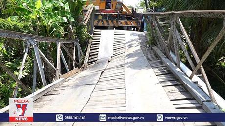 Cầu 3,5 tấn sập khi xe rác 15 tấn đi qua