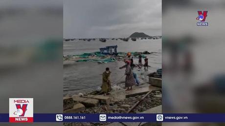  Hàng chục tàu cá ở Khánh Hòa bị sóng đánh chìm