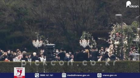 Son Ye Jin cùng Hyun Bin bước vào lễ đường