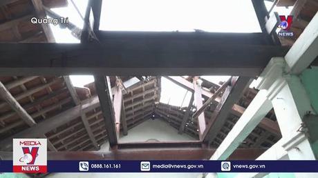 Người dân Quảng Trị dồn sức cứu lúa sau mưa lũ bất thường