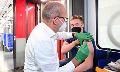 Người đàn ông 61 tuổi tiêm 87 mũi vaccine ngừa COVID-19