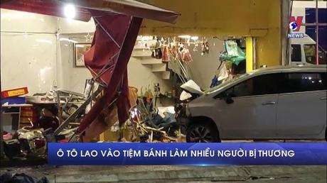 Ô tô lao vào tiệm bánh làm ít nhất 4 người bị thương
