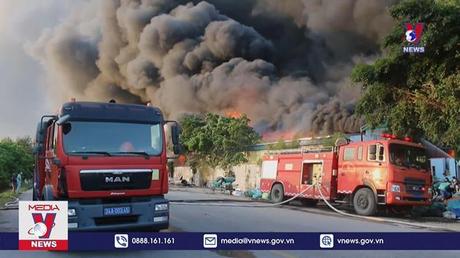 Cháy lớn tại công ty xử lý rác thải công nghiệp