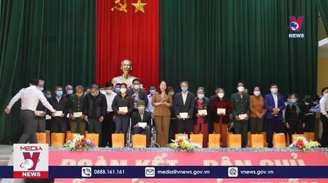 Phó Chủ tịch nước thăm, tặng quà tại Nghệ An