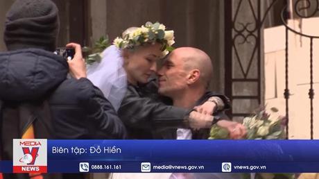 Cặp đôi tổ chức đám cưới trên đống hoang tàn ở Kharviv