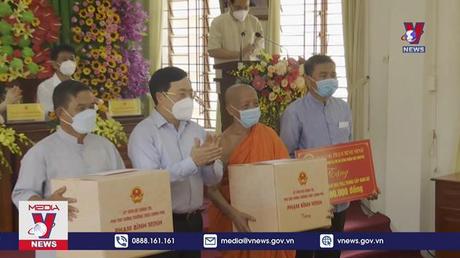 Phó Thủ tướng Phạm Bình Minh thăm chúc Tết đồng bào Khmer tại Sóc Trăng