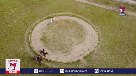 Từ cô giáo ngoại ngữ thành huấn luyện viên cưỡi ngựa