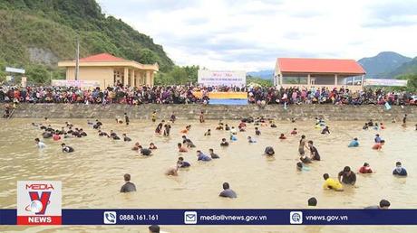 Độc đáo Hội bắt cá bằng tay không ở Tuyên Quang