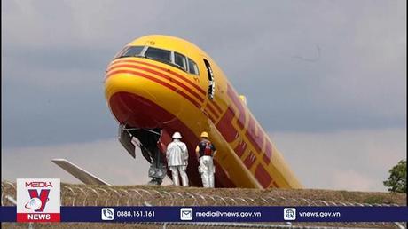 Máy bay Boeing của DHL gãy đôi khi hạ cánh
