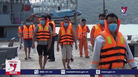 Bình Định tiếp nhận 9 thuyền viên gặp nạn trên biển