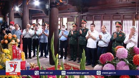 Chủ tịch nước dâng hương đền thờ Đức Quốc tổ Lạc Long Quân và Đền Mẫu Âu Cơ