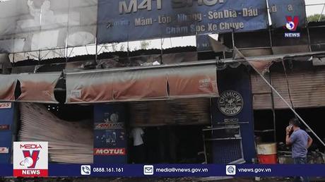 Lửa thiêu rụi trung tâm đồ chơi xe máy tại Bình Phước