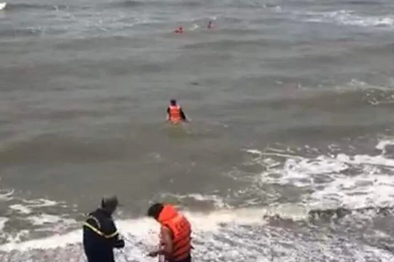 4 du khách bị sóng cuốn, 1 người tử vong