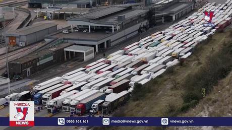 Ách tắc xe chở hàng đi châu Âu ở cảng biển Anh