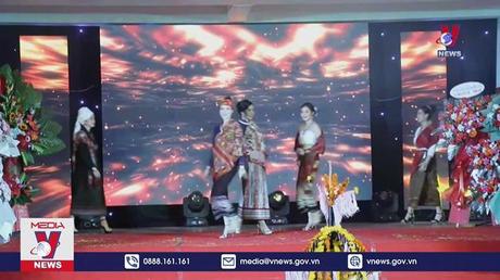 Lưu học sinh Lào háo hức đón Tết cổ truyền Bunpimay trên đất Cố đô 