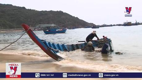 Trục vớt xong các tàu cá bị chìm ở biển Nhơn Lý